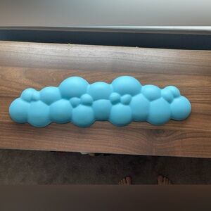 Cloud wrist support for computer laptops